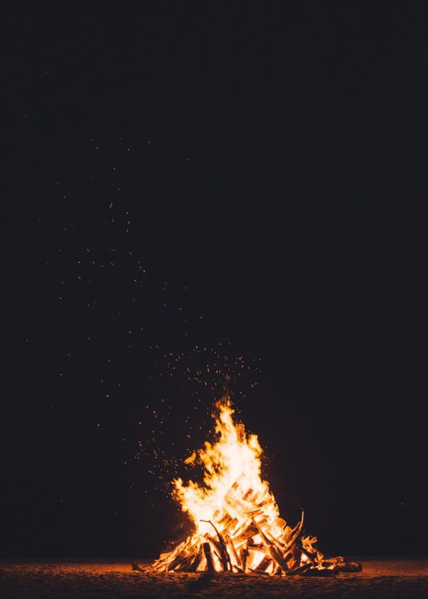 影片信息卡占位：竖版海报框内为雨夜街道与撑伞背影，下方叠印片名与年份标签，色调偏冷紫