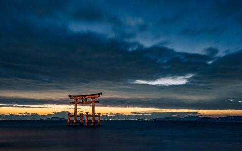 特别篇封面占位：雪后神社石阶与红色鸟居，一位行人拾级而上，画面冷调留白