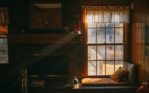 相关推荐封面占位：午后教室窗边的空桌椅，阳光斜射进来形成长条光斑，画面温暖