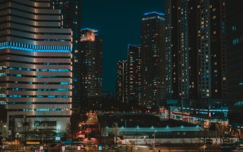 相关推荐封面占位：老式公寓走廊灯光昏黄，尽头有一扇半开的门，紫色阴影铺满地面